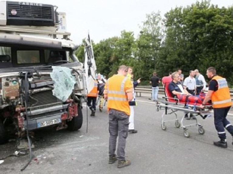 Во Франции в результате ДТП с автозаком пострадали 22 человека (ФОТО)