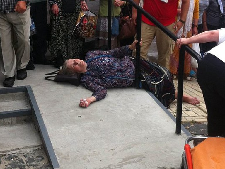 В Киевской Лавре женщина потеряла сознание, вызвали медиков (ФОТО)