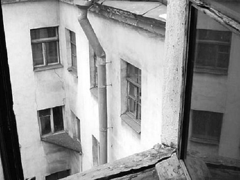 В Харькове мужчина выпал с балкона и погиб