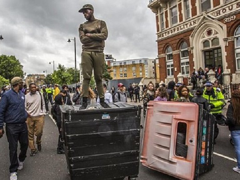 В Лондоне начались протесты из-за смерти задержанного (ФОТО)
