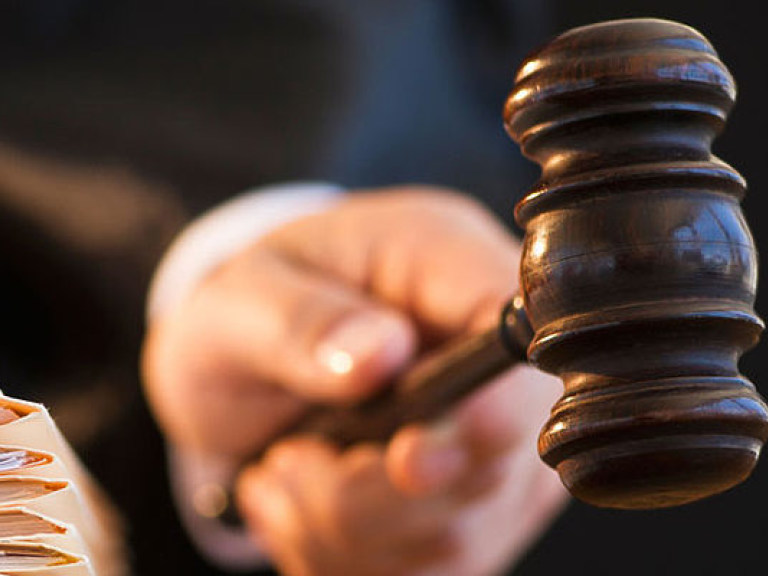 Суд избрал меру пресечения трем подозреваемым по делу о взяточничестве в МВД