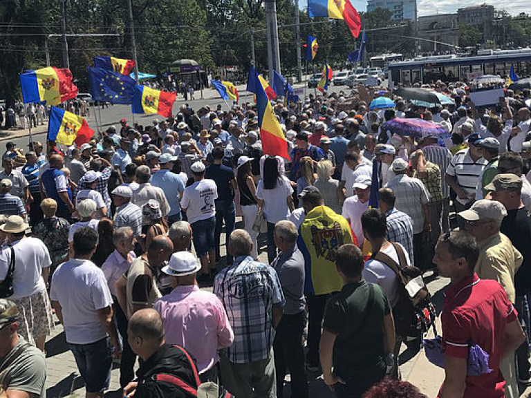 В Молдове тысячи людей митинговали за отставку президента (ФОТО)