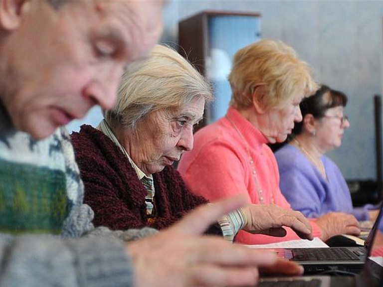 Психолог рассказал, как научить представителей старшего поколения пользоваться интернетом