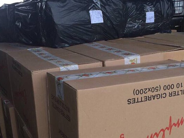 На Закарпатье пограничники обнаружили почти 8 тысяч пачек контрабандных сигарет