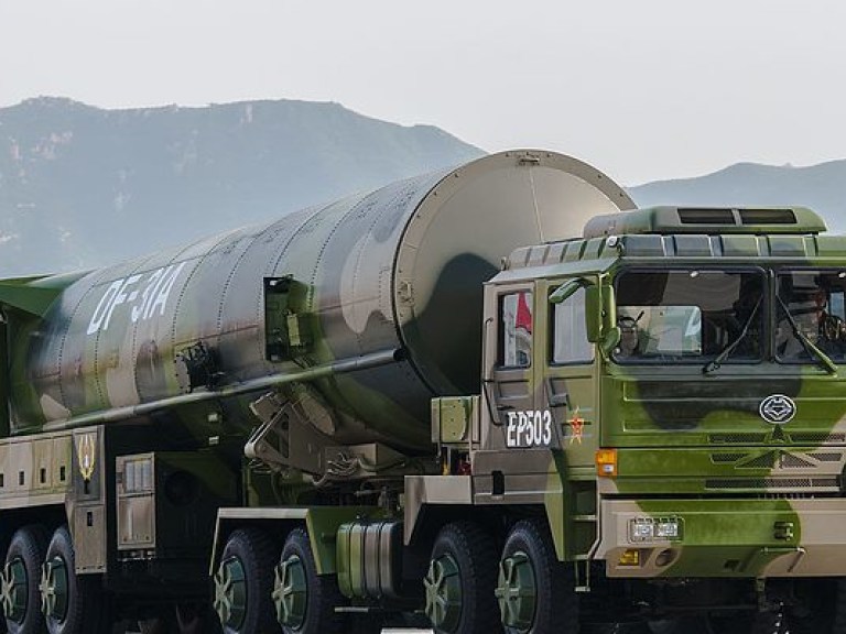 На севере Китая прошел военный парад с демонстрацией межконтинентальных баллистических ракет (ВИДЕО)