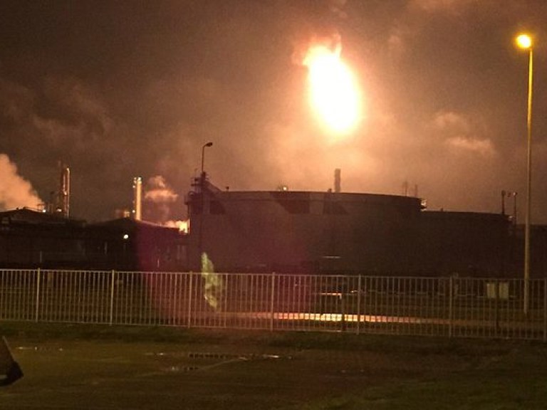 На крупнейшем в Европе нефтеперерабатывающем заводе произошел пожар (ФОТО, ВИДЕО)