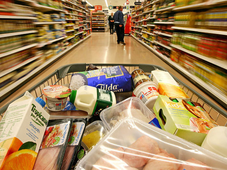 В элитном супермаркете Николаева активисты выявили массу нарушений правил хранения продуктов (ФОТО)