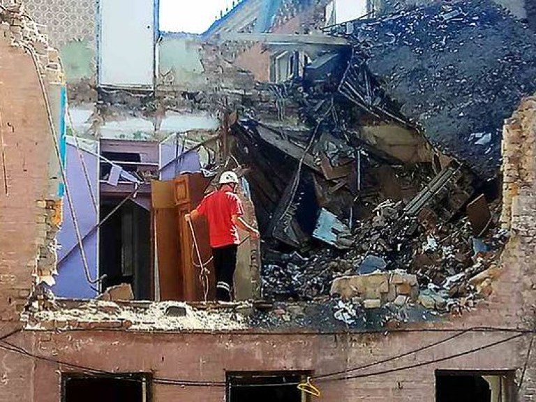В Киеве до сих пор разбирают завалы разрушенного взрывом дома на Голосеевском (ФОТО)