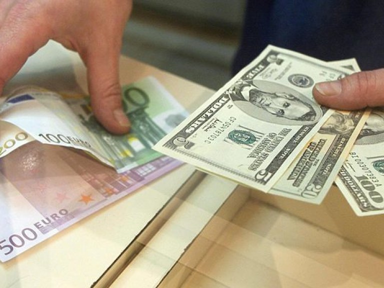 Украинцы больше не реагируют на колебание курса валют &#8212; экономист
