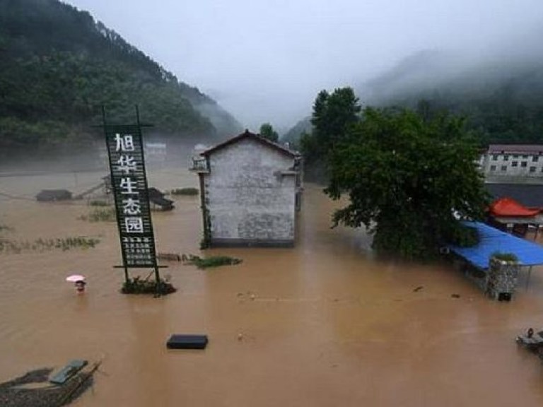 В центре Китая в результате наводнений погибли 10 человек