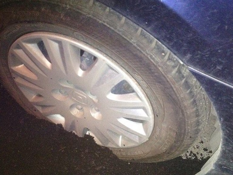 В Екатеринбурге в асфальт закатали колесо припаркованной машины (ФОТО)