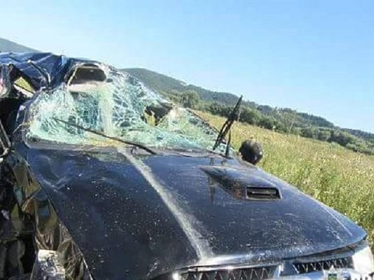 На Прикарпатье пьяный депутат за рулем Mitsubishi Pajero съехал в реку, есть жертвы (ФОТО)