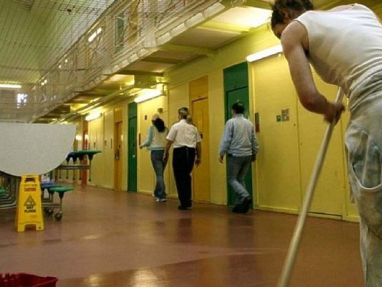 На юго-востоке Великобритании заключенные захватили власть в части тюрьмы