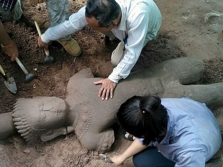 В Камбодже обнаружили семисотлетнюю статую-охранника (ФОТО)