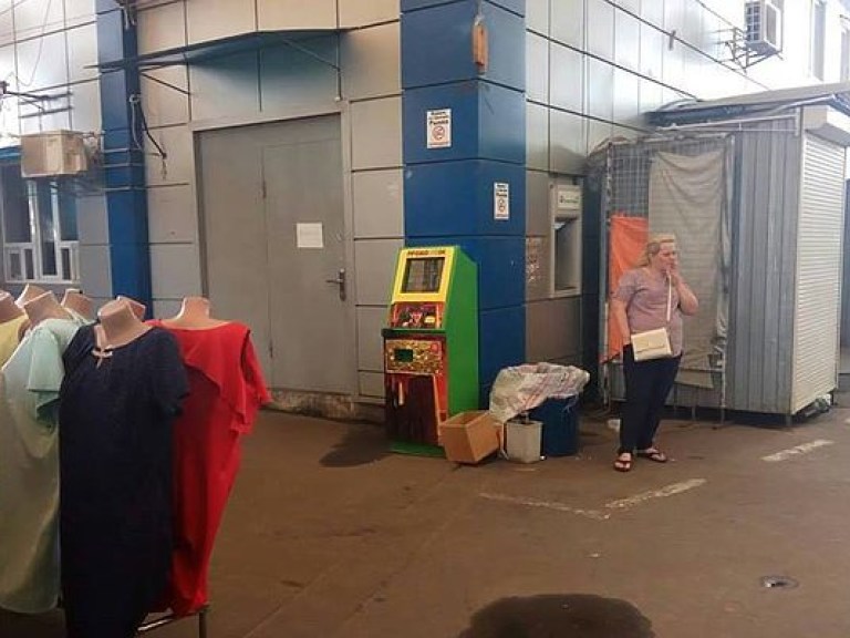 В Киеве на Троещине появились игровые автоматы на улице (ФОТО)