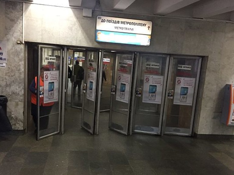 Первая станция киевского метро полностью отказалась от жетонов