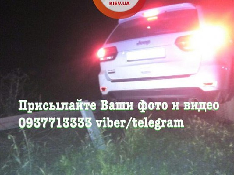 Пьяная женщина на Jeep снесла 150 метров отбойника под Киевом (ФОТО)