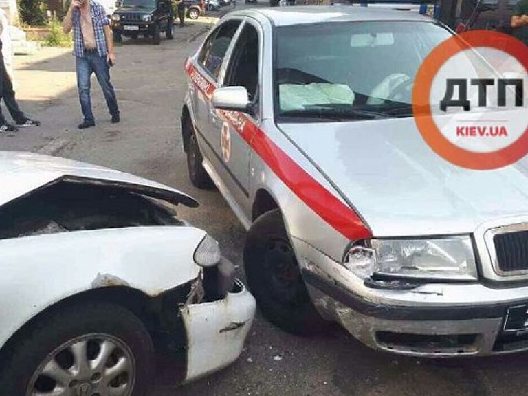 На столичной Оболони Skoda ГСЧС протаранила припаркованный Hyundai (ФОТО)