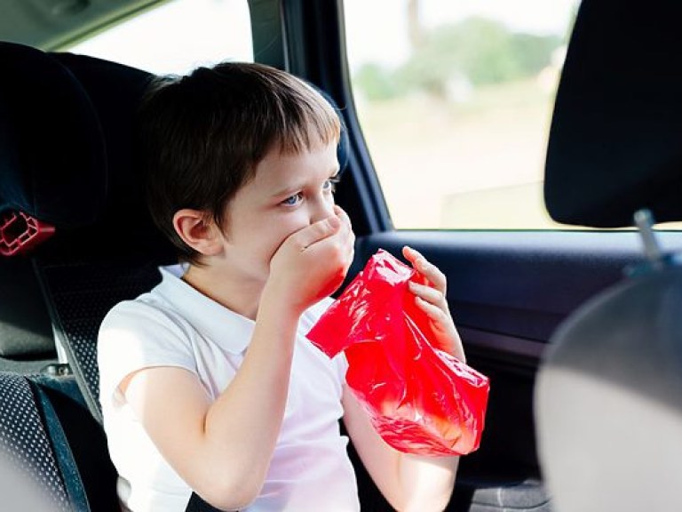 Педиатр: Если ребенка укачивает в машине, запаситесь леденцами и не давайте ему много пить