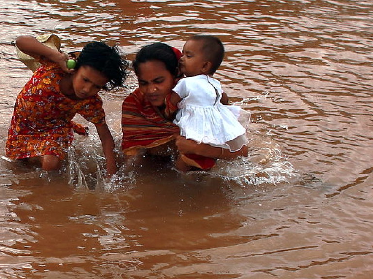 На севере Вьетнама произошло наводнение: есть жертвы (ВИДЕО)
