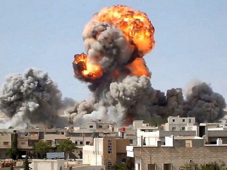 В сирийской Ракке погибли восемь человек в результате авиаудара
