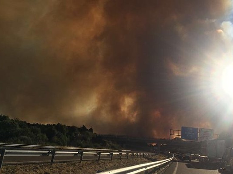 В Испании из-за масштабного пожара власти закрыли дороги (ФОТО, ВИДЕО)