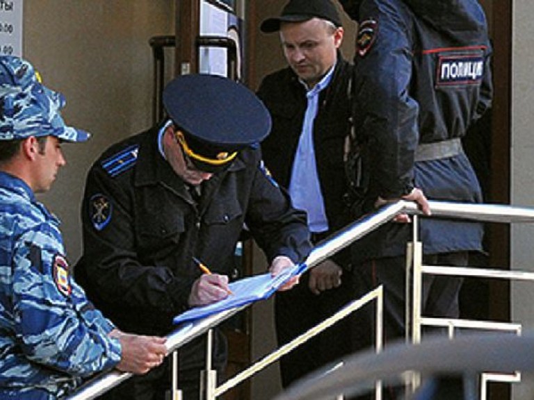 На юге Москвы восемь неизвестных с тележкой похитили банкомат