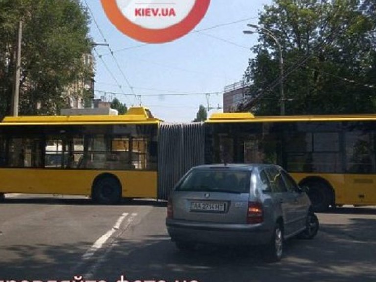В Киеве троллейбус на полной скорости врезался в стену жилого дома (ФОТО)