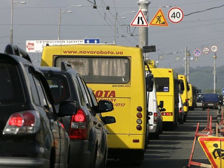 В Киеве частично ограничат движение по мосту Патона