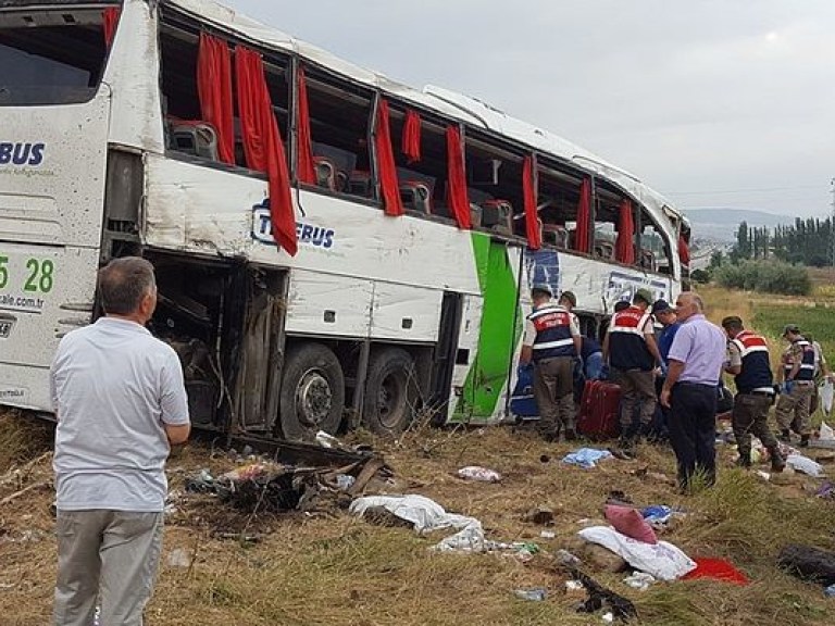 В Турции разбился пассажирский автобус, есть жертвы (ФОТО, ВИДЕО)