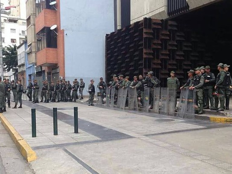 Военные взяли в осаду генпрокуратуру Венесуэлы (ФОТО)