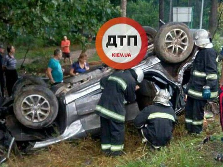 Упавшее на дорогу дерево стало причиной смертельного ДТП под Киевом (ФОТО)