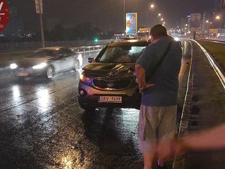 В Киеве иномарка сбила двух пешеходов, перебегавших дорогу в неположенном месте (ФОТО)