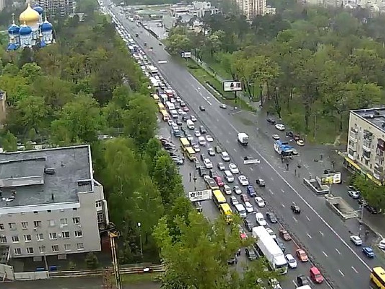 В Киеве образовалась пробка на Набережном шоссе в сторону Подола (КАРТА)
