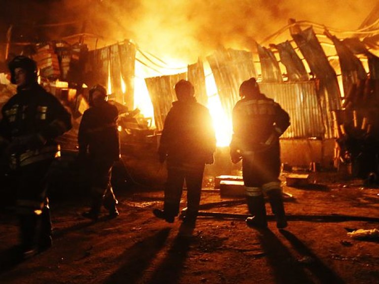 Возле Бахмута более 10 часов тушили пожар на мусорной свалке (ФОТО)