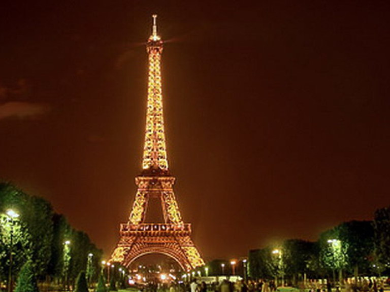 В Париже мужчина со словами &#171;Аллах Акбар&#187; пытался напасть на охрану Эйфелевой башни &#8212; СМИ