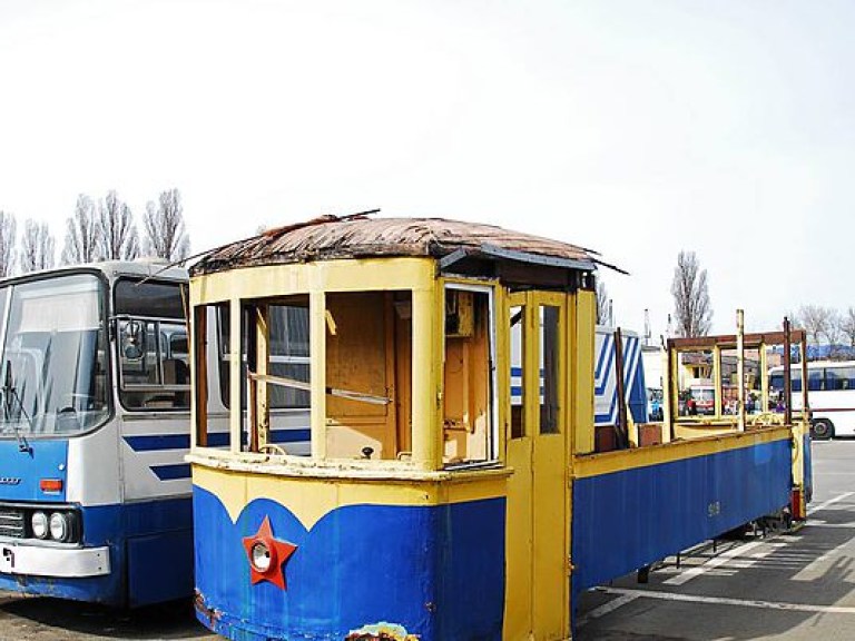 В Киеве уничтожили уникальный исторический трамвай  (ФОТО)