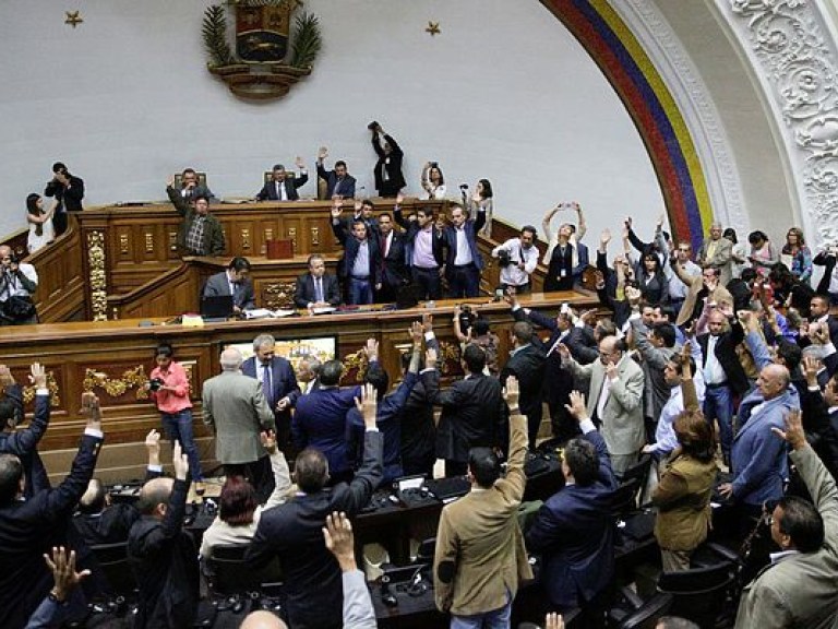 В Венесуэле парламентарии единогласно объявили конституционную ассамблею нелегитимной