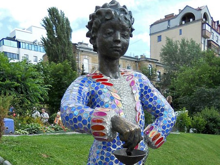 Вандалы оторвали руку от скульптуры Маленького принца на Пейзажной аллее в Киеве (ФОТО)