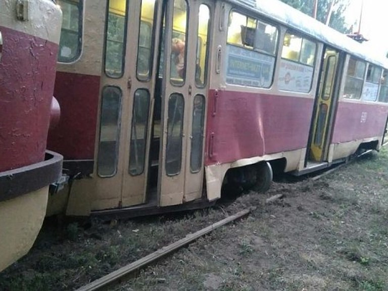 В Харькове трамвай сошел с путей и врезался в столб (ФОТО)