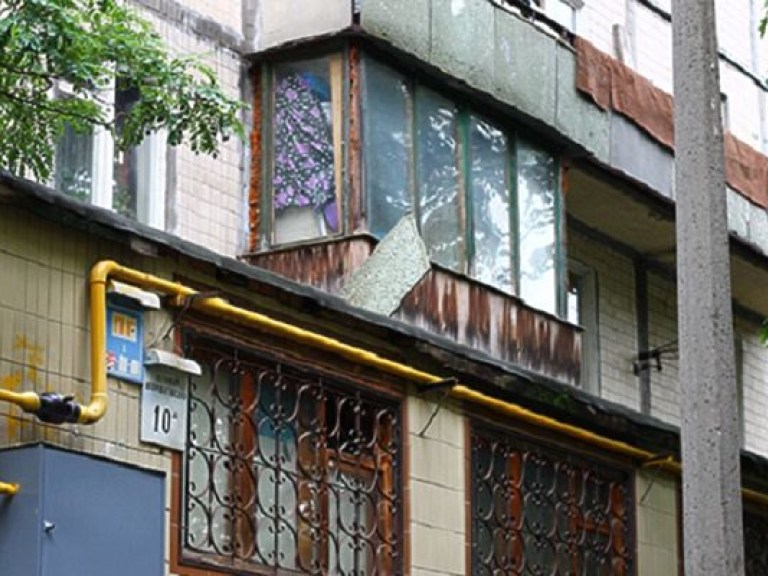 В Киеве на улице Борщаговской обвалилась часть балкона (ФОТО)