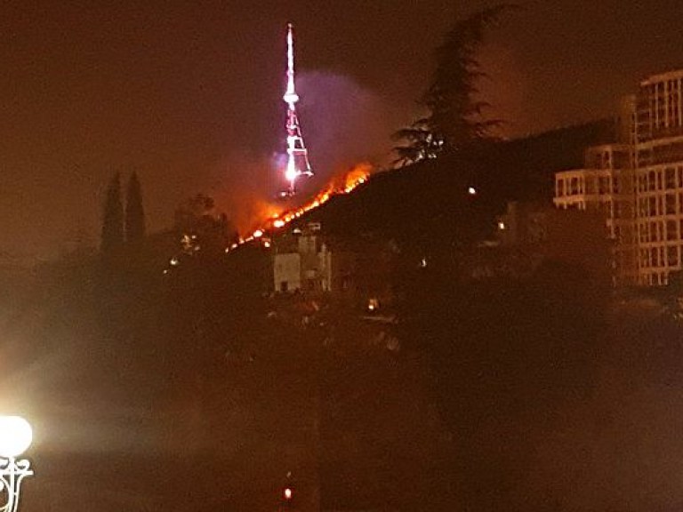 В Тбилиси произошел масштабный пожар в туристической зоне (ФОТО, ВИДЕО)