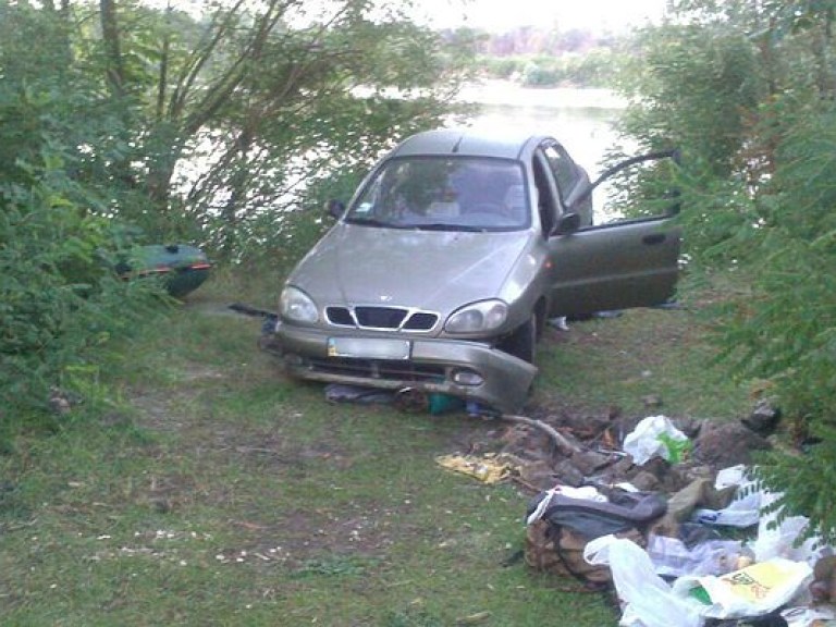 У реки в Киевской области  женщина случайно толкнула авто и оно задавило ее знакомого, отдыхавшего в палатке (ФОТО)