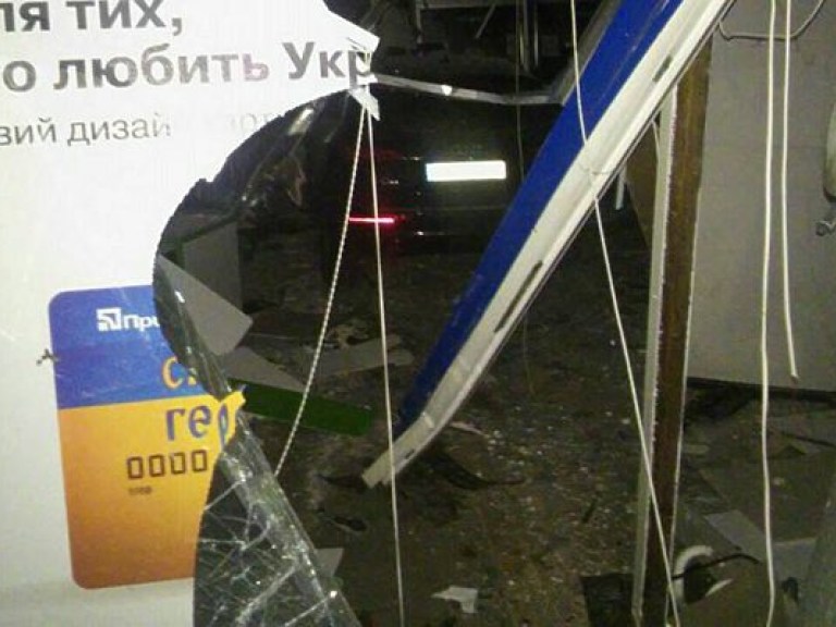 В Харьковe неадекватный водитель иномарки влетел в отделение банка (ФОТО)