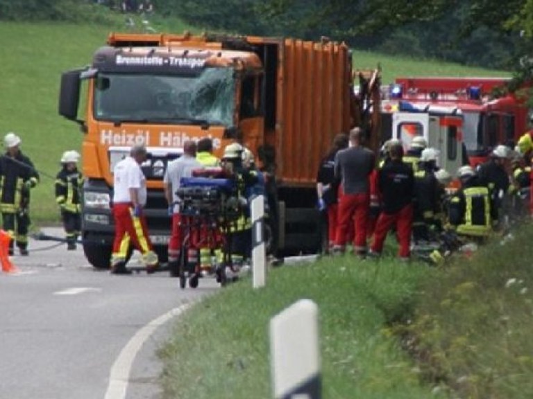 В Германии мусоровоз на большой скорости опрокинулся на легковой автомобиль, есть жертвы (ФОТО)