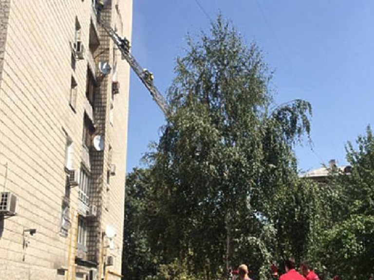 Из горящей многоэтажки в Киеве выпрыгнул мужчина,  в квартире обнаружили два тела (ФОТО)