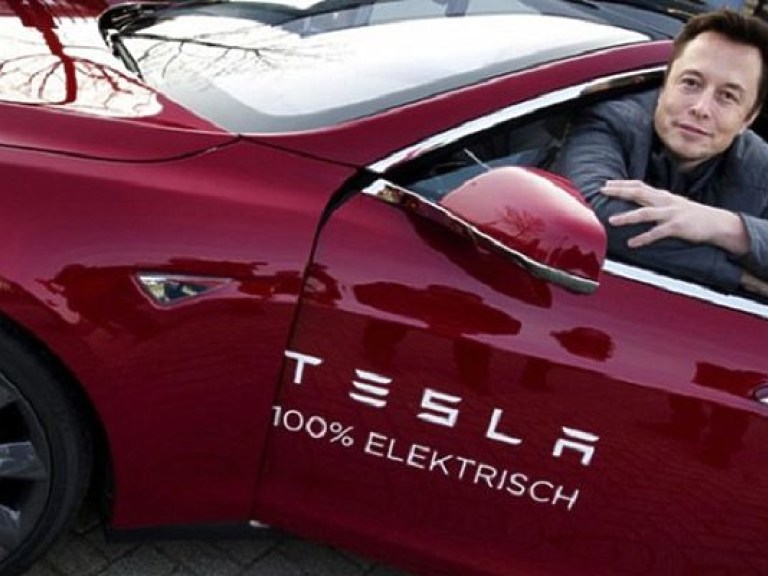Электрический грузовик Tesla будет беспилотным – СМИ