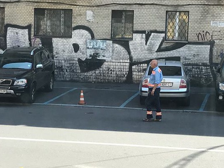 В Киеве продолжают работать нелегальные парковщики (ФОТО)