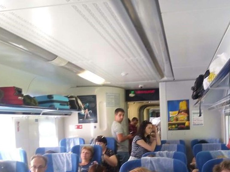 Пассажиры «Интерсити» сообщением «Одесса-Киев» ехали стоя из-за нехватки вагонов – СМИ (ФОТО)