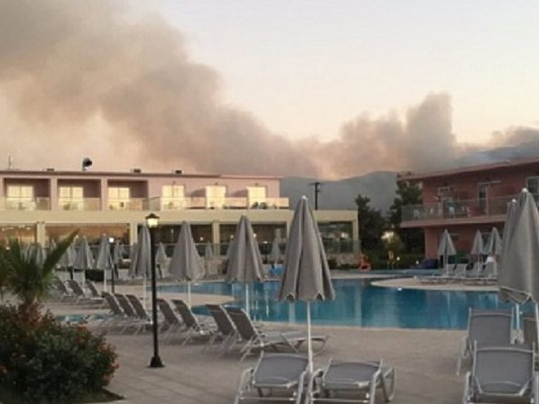 На греческом острове Закинтос объявили режим ЧП из-за пожаров (ФОТО)